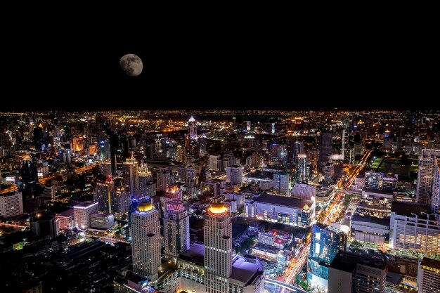 Bovenaanzicht van het kleurrijke nachtleven van Bangkok in de nacht van de volle maan.