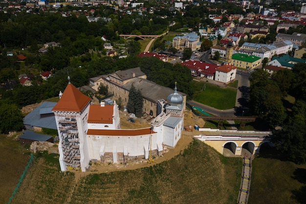 Bovenaanzicht van het oude kasteel in Grodno, Wit-Rusland. De wederopbouw van het oude kasteel in de stad Grodno is aan de gang.