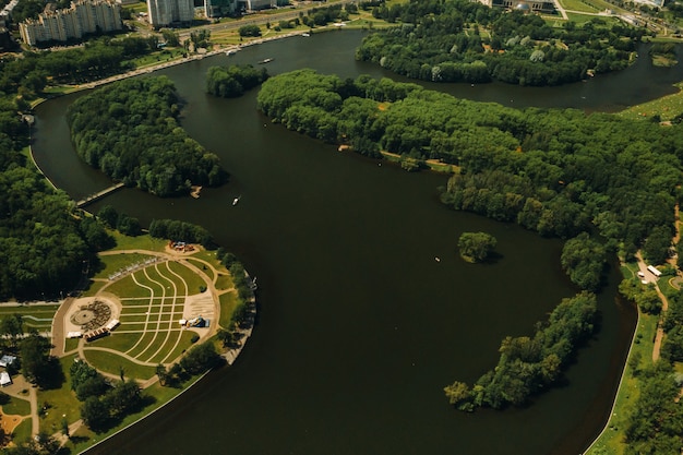 Bovenaanzicht van het overwinningspark in Minsk en de rivier de Svisloch. Een vogelvlucht van de stad Minsk en het parkcomplex. Wit-Rusland