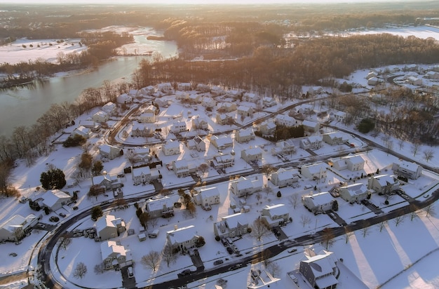 Bovenaanzicht van het panorama van woonhuizen gebieden in besneeuwde overdekte wijk district stad