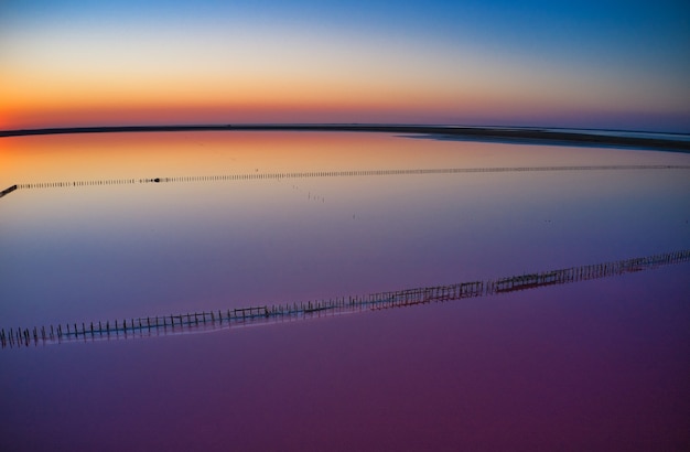 Bovenaanzicht van het roze zoutmeer