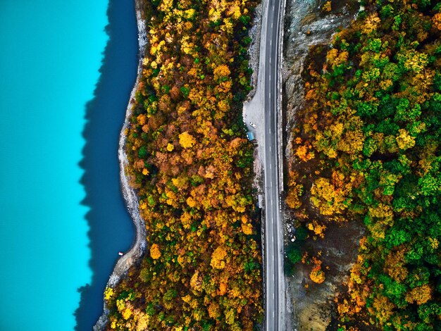 Bovenaanzicht van het schilderachtige Zhinvali-reservoir, Ananuri-meer met turkoois water in het land van Georgië