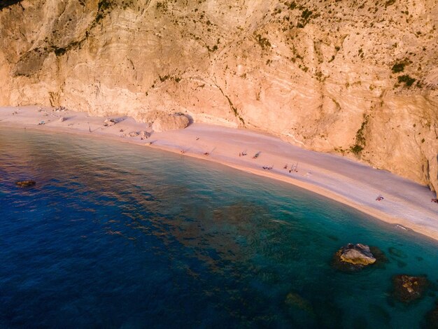 Bovenaanzicht van het strand van Porto Katsiki bij zonsondergang