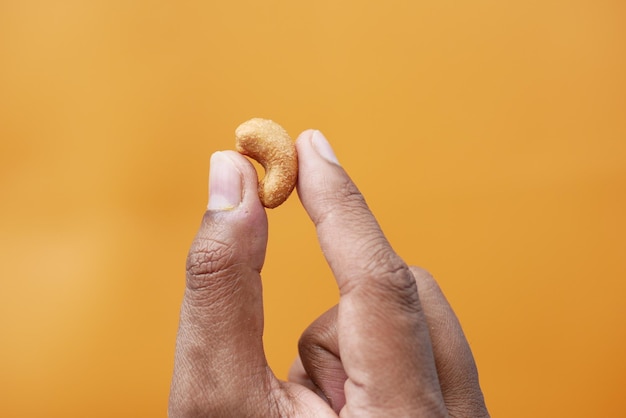 Bovenaanzicht van het vasthouden van een cashewnoot