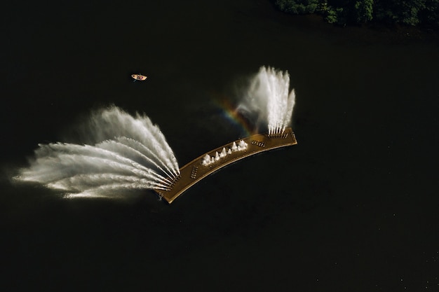 Bovenaanzicht van het Victory Park in Minsk en de rivier Svisloch met een fontein. Een vogelvlucht van de fontein en de boot. Wit-Rusland.