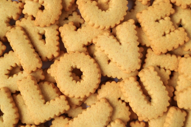 Bovenaanzicht van het woord I LOVE YOU, gespeld met alfabetkoekjes