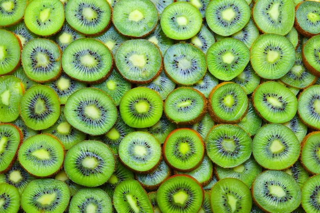 Bovenaanzicht van hoop gesneden kiwi als gestructureerde achtergrond