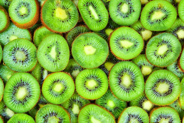 Bovenaanzicht van hoop gesneden kiwi als gestructureerde achtergrond