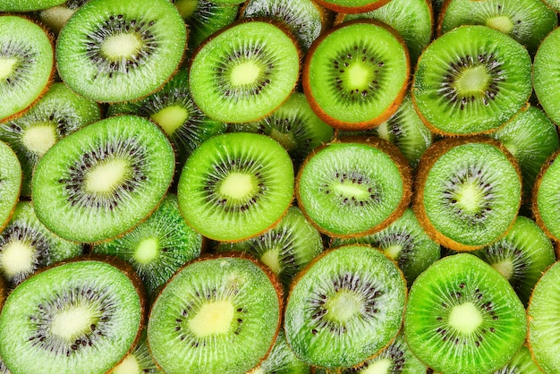 Bovenaanzicht van hoop gesneden kiwi als gestructureerde achtergrond.