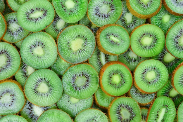 Bovenaanzicht van hoop gesneden kiwi