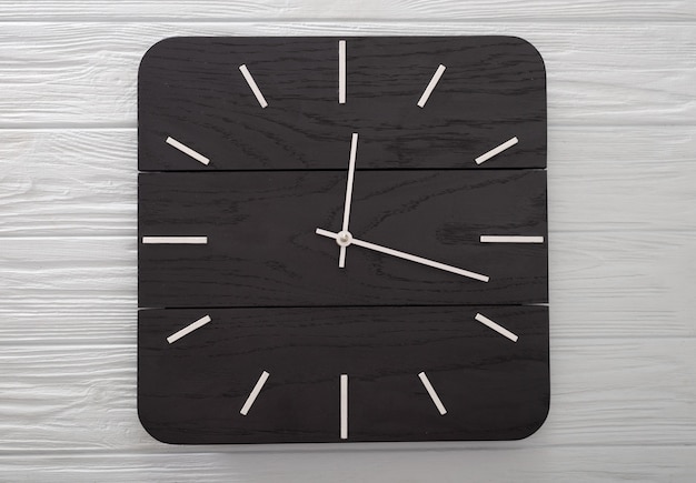 Bovenaanzicht van houten klok zonder wijzers, Time no time-concept, houten bureauruimte om tekst te kopiëren, Tijd creëren met tenzij tijdconcept