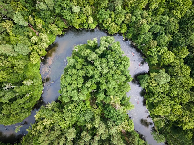 Bovenaanzicht van kajakken op de rivier in het wild Polen