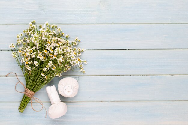 Bovenaanzicht van kamille bloemen boeket