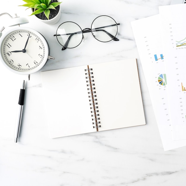 Bovenaanzicht van kantoor tafel werk concept met lege notebook