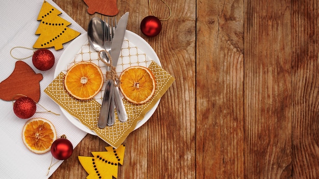 Bovenaanzicht van Kerst tabel instelling over houten tafel met kopie ruimte.