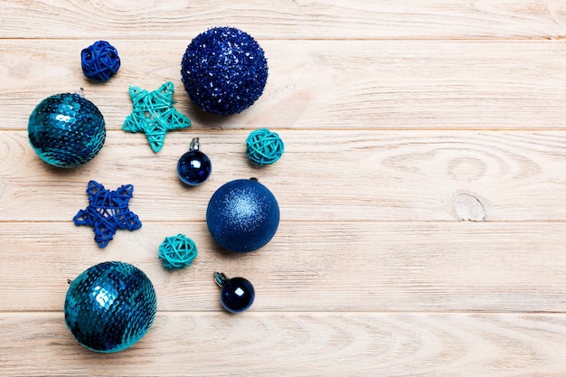 Bovenaanzicht van kerstballen en creatieve decoraties op houten achtergrond