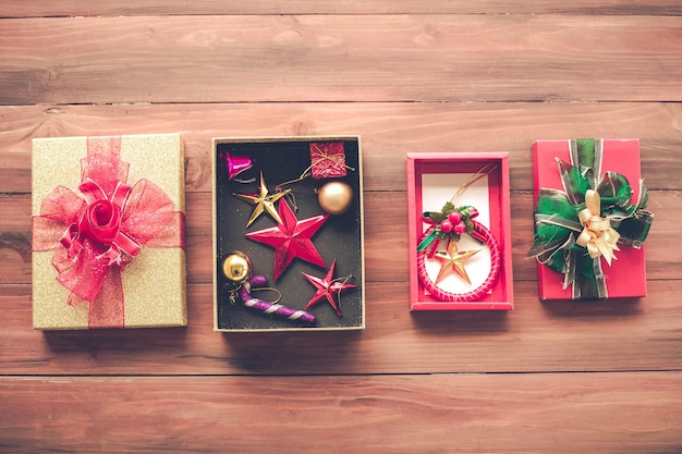 Bovenaanzicht van kerstcompositie met geschenkdozen op houten ondergrond en kopieerruimte. Accessoires van Kerstmis en Nieuwjaar concept.