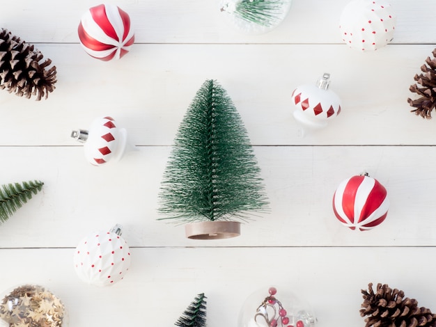 bovenaanzicht van Kerstdecoratie met dennenappels, boom speelgoed en ballen