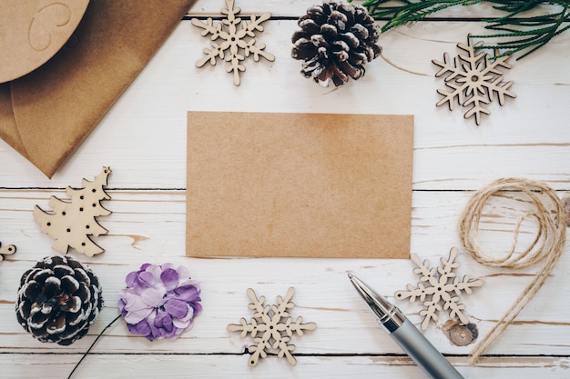 Bovenaanzicht van kerstkaart op houten tafel met xmas decoratie.