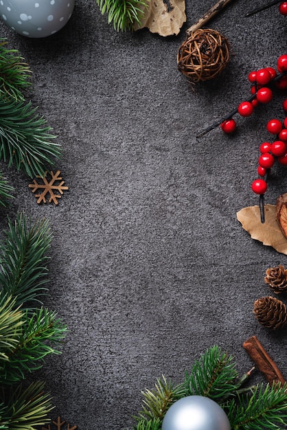 Bovenaanzicht van Kerstmis achtergrond ontwerpconcept met fir tree branch, sneeuwvlok en dennenappels.