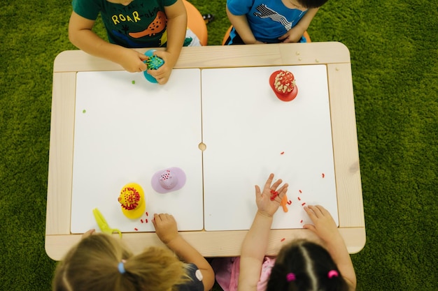 Bovenaanzicht van kinderen met kinetische zandhand van een klein kind