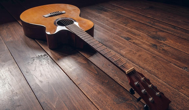 Bovenaanzicht van klassieke gitaar op oude houten backgrounddark toon