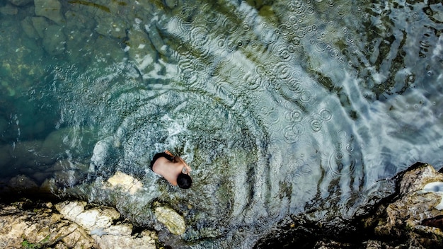 Foto bovenaanzicht van kleine jongen zwemmen in de rivier