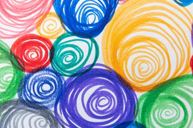 Bovenaanzicht van kleurrijke cirkels getekend door markeringen op een vel papier - ideaal voor achtergronden