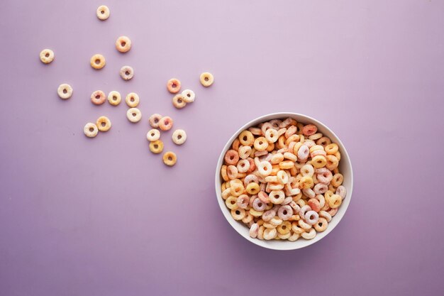 Bovenaanzicht van kleurrijke cornflakes van granen in een kom