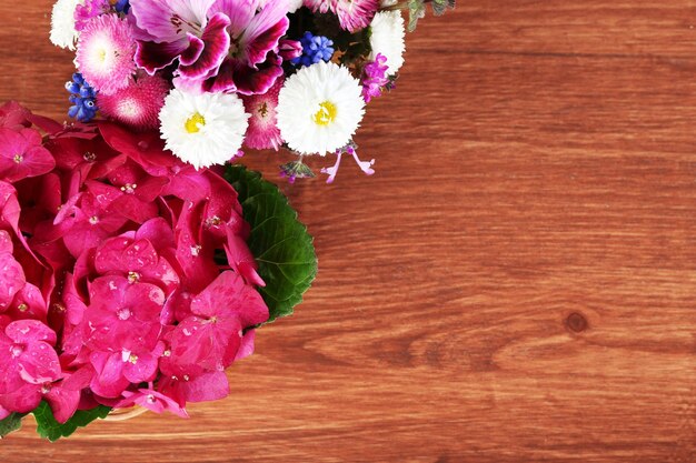 Bovenaanzicht van kleurrijke Lentebloemen op houten achtergrond