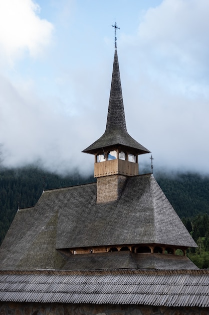 Bovenaanzicht van klooster Borsa Pietroasa in de regio Maramures in Roemenië.