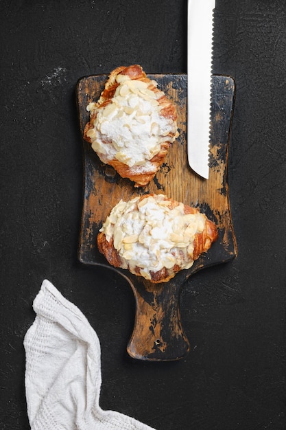 Bovenaanzicht van knapperige croissant met karamel op houten serveerplank