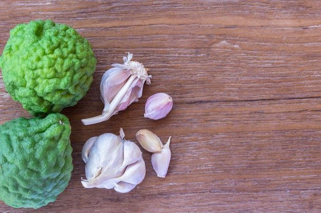 Bovenaanzicht van knoflook en bergamot op houten tafel achtergrond met kopie ruimte voor design