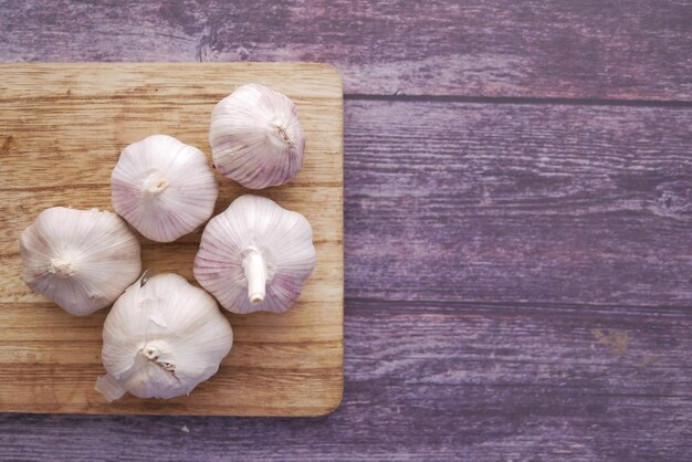 Bovenaanzicht van knoflook op een snijplank op tafel