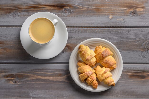 Bovenaanzicht van koffie en zelfgemaakte koekjes bagels op houten oppervlak