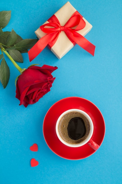 Bovenaanzicht van koffie in de rode kop roos en cadeau
