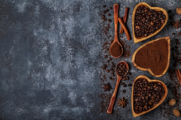 Bovenaanzicht van koffiebonen, gemalen koffie en specerijen