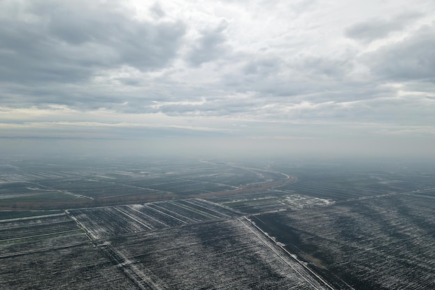 Bovenaanzicht van landbouwvelden bedekt met sneeuw.