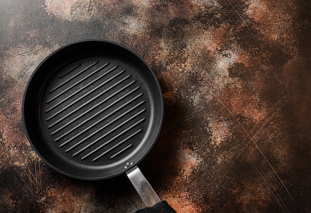 Bovenaanzicht van lege grillpan met metalen handvat