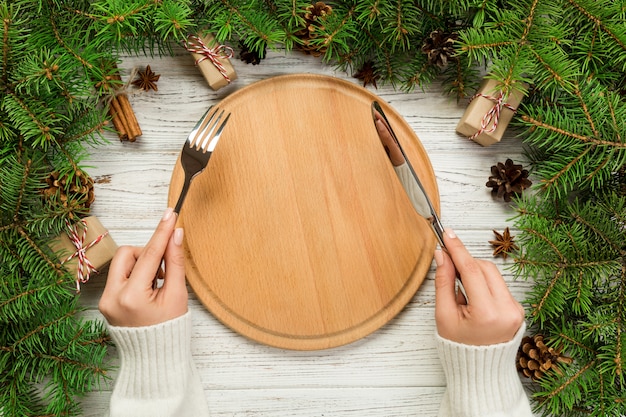 Bovenaanzicht van lege plaat op houten kerst tafel