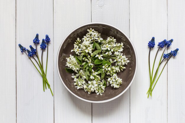 Bovenaanzicht van Lentebloemen op plaat