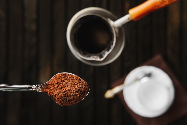 Bovenaanzicht van lepel met koffie en porseleinen beker