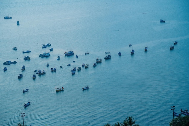 Bovenaanzicht van lokale vissersboten in het diepblauwe zee-tropische zeegezicht Reisconcept