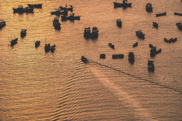 Bovenaanzicht van lokale vissersboten in het diepblauwe zee-tropische zeegezicht Reisconcept