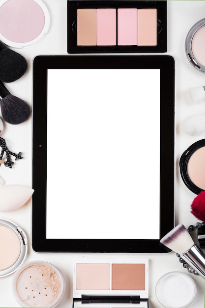 Bovenaanzicht van make-up op bureau concept