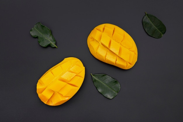 Foto bovenaanzicht van mango plakjes met bladeren