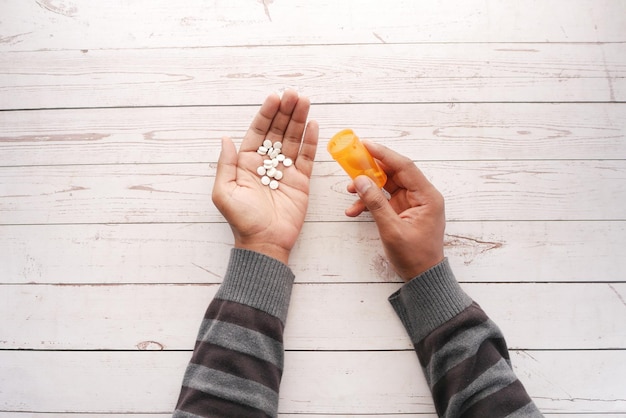 Bovenaanzicht van mannen die medicijnen innemen op tafel