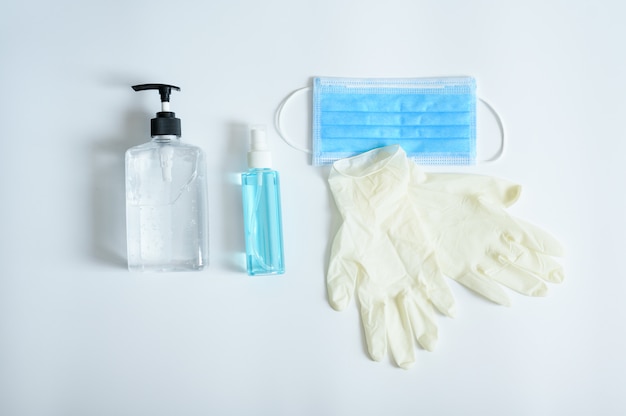 Foto bovenaanzicht van medisch masker voor het dragen van kiembescherming coronavirus of covid19-gelalcohol of handdesinfectiefles voor het wassen van hand- en medische handschoenen