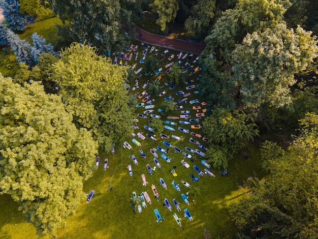 Bovenaanzicht van mensen doen yoga in het openbare stadspark