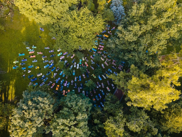 Bovenaanzicht van mensen doen yoga in het openbare stadspark